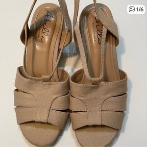 Abella Women's Beige Strappy Sandals 7M SB-1